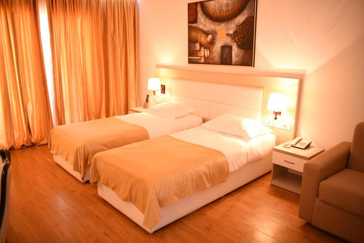 Hotel Bleart Shkallnur Bagian luar foto